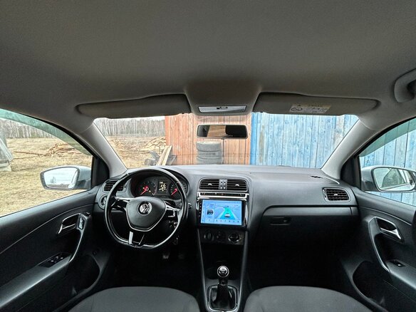 2015 Volkswagen Polo V Рестайлинг, серебристый, 900000 рублей - вид 4