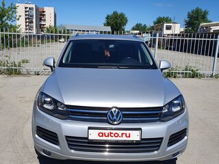 2014 Volkswagen Touareg II, серебристый, 2070000 рублей, вид 3