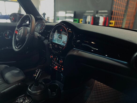 2023 Mini Hatch Cooper S III (F55/F56) Рестайлинг 2, чёрный - вид 15