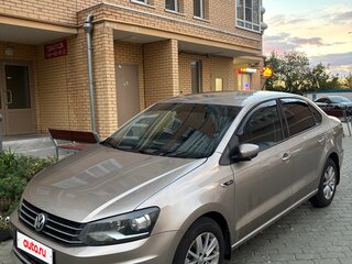 2016 Volkswagen Polo V Рестайлинг, бежевый, 930000 рублей, вид 2
