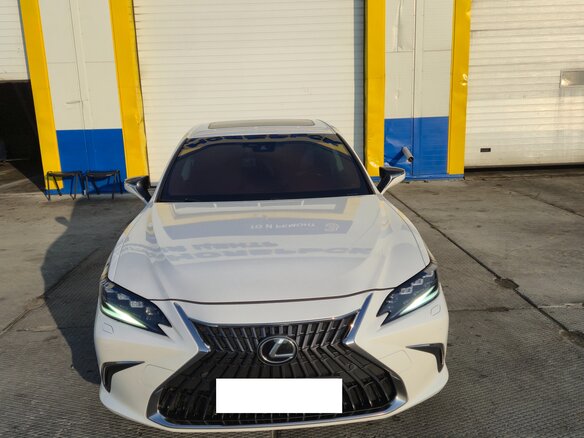 2022 Lexus ES 250 VII Рестайлинг, белый - вид 2