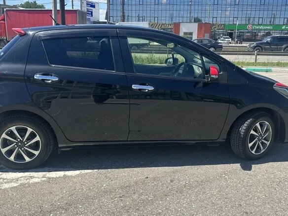 2016 Toyota Vitz III (XP130) Рестайлинг, чёрный - вид 4