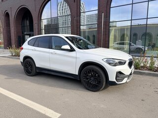 2020 BMW X1 20i xDrive II (F48) Рестайлинг, белый, 3590000 рублей, вид 4