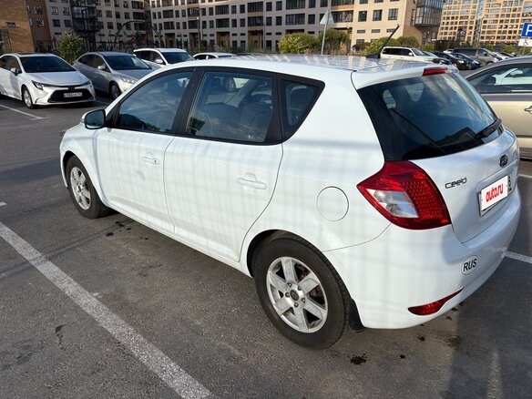 2011 Kia Ceed I Рестайлинг, белый, 700000 рублей - вид 1