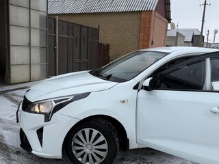 2020 Kia Rio IV Рестайлинг, белый, 1300000 рублей, вид 3