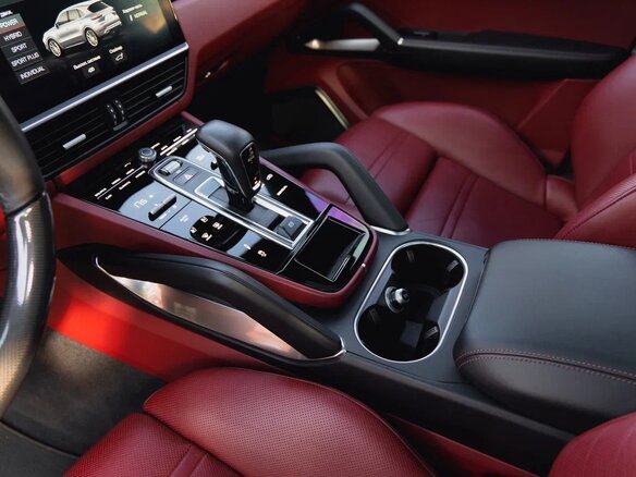 2020 Porsche Cayenne Turbo S E-Hybrid III, чёрный, 13000000 рублей - вид 15