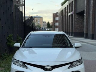 2021 Toyota Camry VIII (XV70) Рестайлинг, белый, 3400000 рублей, вид 3