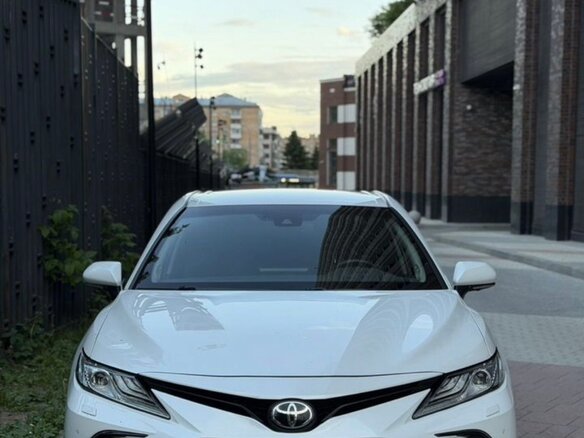 2021 Toyota Camry VIII (XV70) Рестайлинг, белый, 3400000 рублей - вид 2