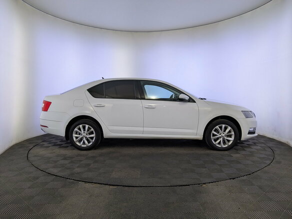 2019 Skoda Octavia III (A7) Рестайлинг, белый, 1790000 рублей - вид 3