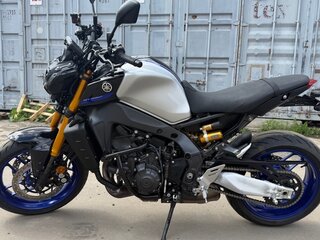 2024 Yamaha MT-09 (FZ-09), серебристый, 1299000 рублей, вид 2