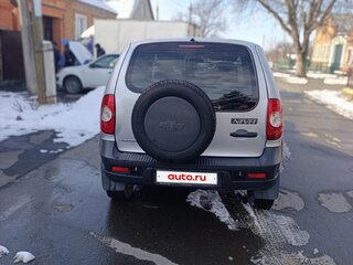 2011 Chevrolet Niva I Рестайлинг, серебристый, 495000 рублей, вид 3