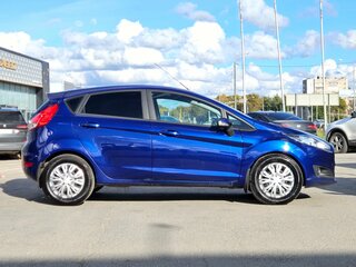 2016 Ford Fiesta Mk6 Рестайлинг, синий, 800000 рублей, вид 4