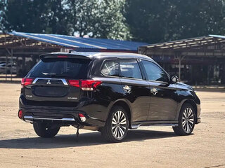 2022 Mitsubishi Outlander III Рестайлинг 3, чёрный, 1900000 рублей, вид 4