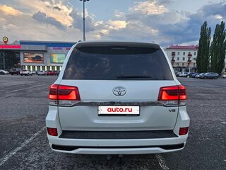 2016 Toyota Land Cruiser 200 Series Рестайлинг 2, белый, 6500000 рублей, вид 4