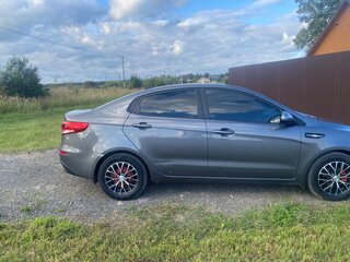 2017 Kia Rio III Рестайлинг, серый, 1120000 рублей, вид 4