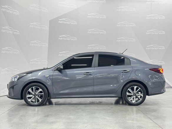 2021 Kia Rio IV Рестайлинг, серый, 1499000 рублей - вид 2