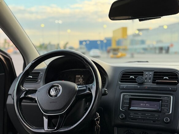 2015 Volkswagen Polo V Рестайлинг, коричневый, 900000 рублей - вид 8