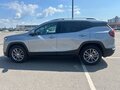 2023 GMC Terrain II Рестайлинг, серый, 2000000 рублей - вид 3
