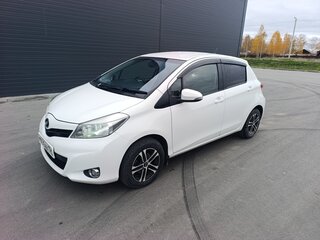 2013 Toyota Vitz III (XP130), белый, 720000 рублей, вид 1