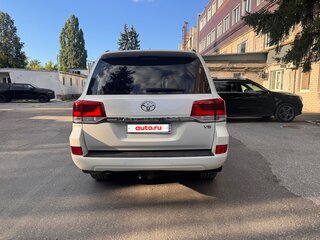 2017 Toyota Land Cruiser 200 Series Рестайлинг 2, белый, 5300000 рублей, вид 4