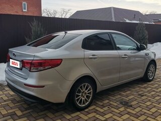 2016 Kia Rio III Рестайлинг, серебристый, 1100000 рублей, вид 4