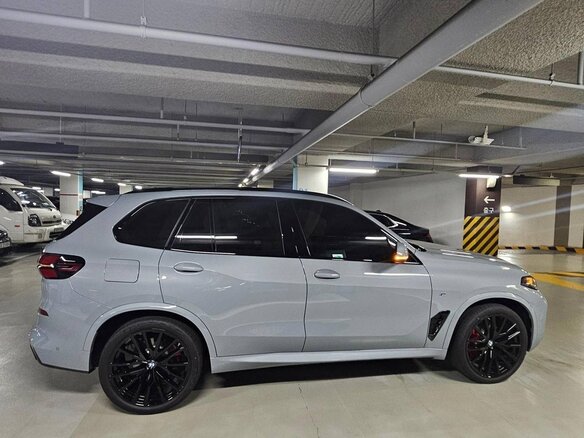 2026 BMW X5 40d IV (G05/G18) Рестайлинг, серый - вид 4