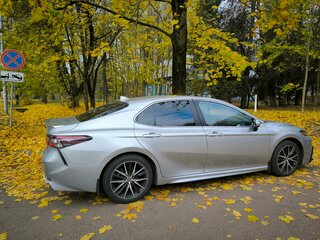 2021 Toyota Camry US Market VIII (XV70) Рестайлинг, серебристый, 3110000 рублей, вид 2