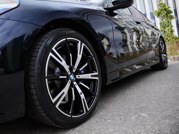 2026 BMW 5 серии 530i xDrive VIII (G60/G61/G68), чёрный, 9700000 рублей - вид 9