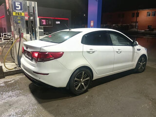 2016 Kia Rio III Рестайлинг, белый, 750000 рублей, вид 4