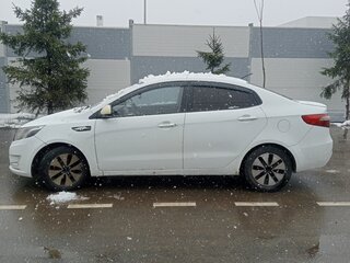2014 Kia Rio 6-speed III, белый, 400000 рублей, вид 4