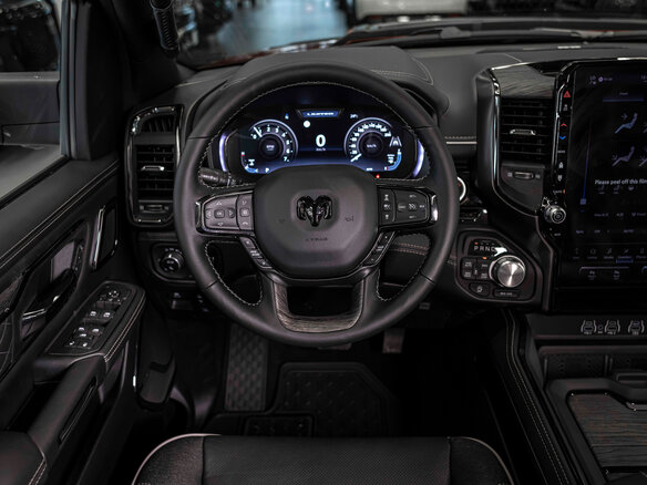 2026 Ram 1500 Crew Cab V Рестайлинг, красный - вид 29