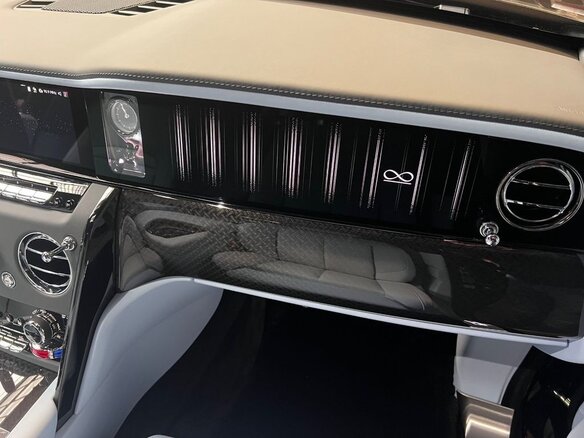 2026 Rolls-Royce Cullinan Black Badge I Рестайлинг (Series II), чёрный, 64350000 рублей - вид 10