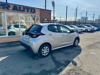 2020 Toyota Yaris IV, серый, 1299000 рублей, вид 5