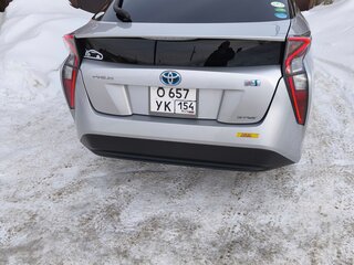 2017 Toyota Prius IV (XW50), серебристый, 2000000 рублей, вид 4