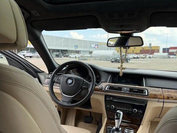 2013 BMW 7 серии Long 740Li xDrive V (F01/F02/F04) Рестайлинг, белый, 2050000 рублей - вид 6