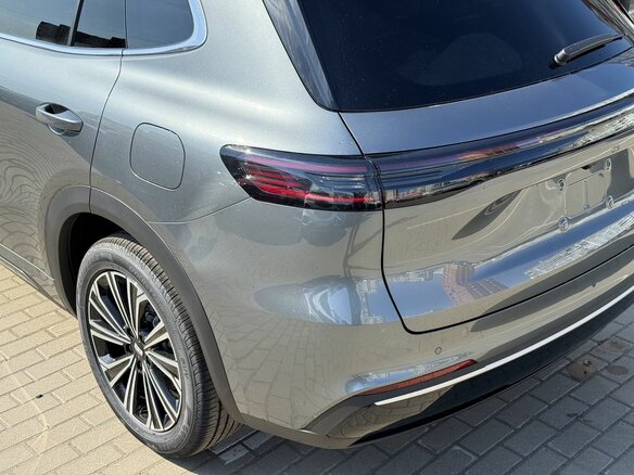 2026 Geely EX5 Гибрид EM-i, серебристый, 3974990 рублей - вид 13