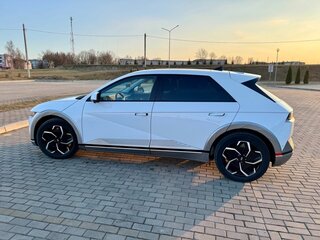 2023 Hyundai IONIQ 5 Long Range I, белый, 2272677 рублей, вид 3