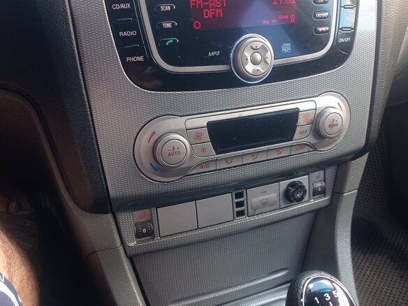 2011 Ford Focus II Рестайлинг, чёрный, 575000 рублей - вид 2