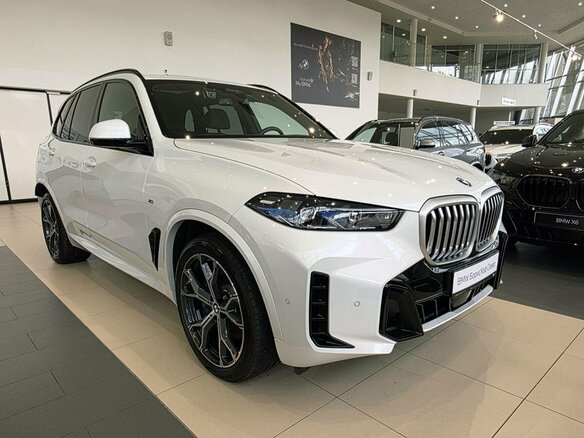 2025 BMW X5 40i IV (G05/G18) Рестайлинг, белый - вид 2