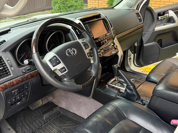 2012 Toyota Land Cruiser 200 Series Рестайлинг 1, белый - вид 8