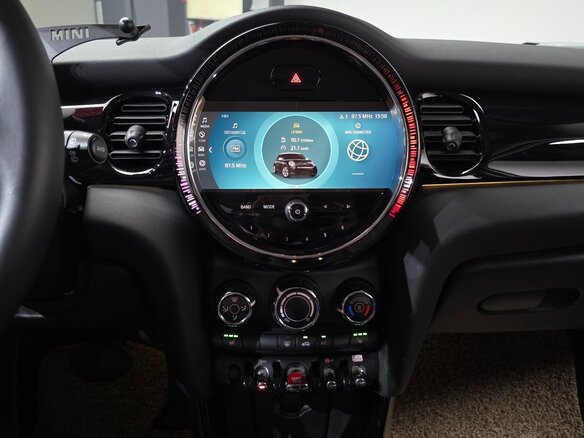 2022 Mini Hatch Cooper III (F55/F56) Рестайлинг 2, белый, 1810000 рублей - вид 17