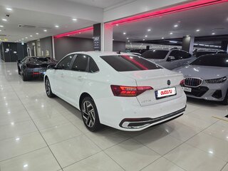 2023 Volkswagen Jetta VII Рестайлинг, белый, 1630069 рублей, вид 3