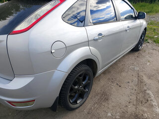 2010 Ford Focus II Рестайлинг, серебристый, 530000 рублей, вид 4