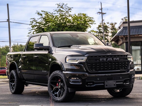2026 Ram 1500 Crew Cab eTorque V Рестайлинг, чёрный, 16500000 рублей - вид 2