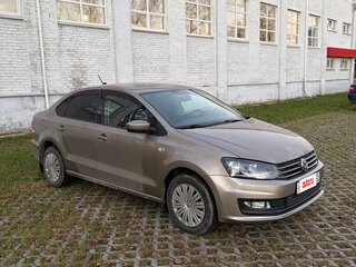 2018 Volkswagen Polo V Рестайлинг, бежевый, 820000 рублей, вид 2