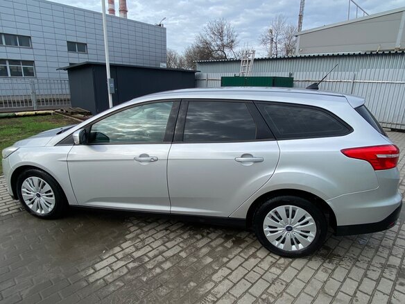 2017 Ford Focus III Рестайлинг, серебристый, 800000 рублей - вид 2