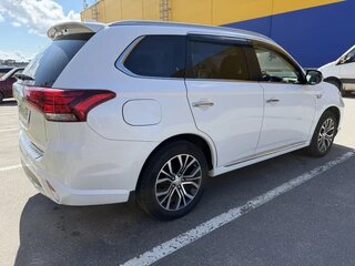 2015 Mitsubishi Outlander PHEV III Рестайлинг 2, белый, 2000000 рублей, вид 4