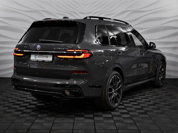 2025 BMW X7 40d I (G07) Рестайлинг, серый - вид 2