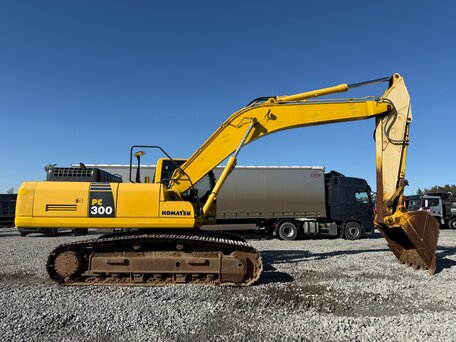 2017 Komatsu PC300, жёлтый, 7300000 рублей, вид 1