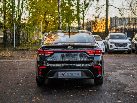 2018 Kia Rio IV, чёрный, 1380000 рублей, вид 4